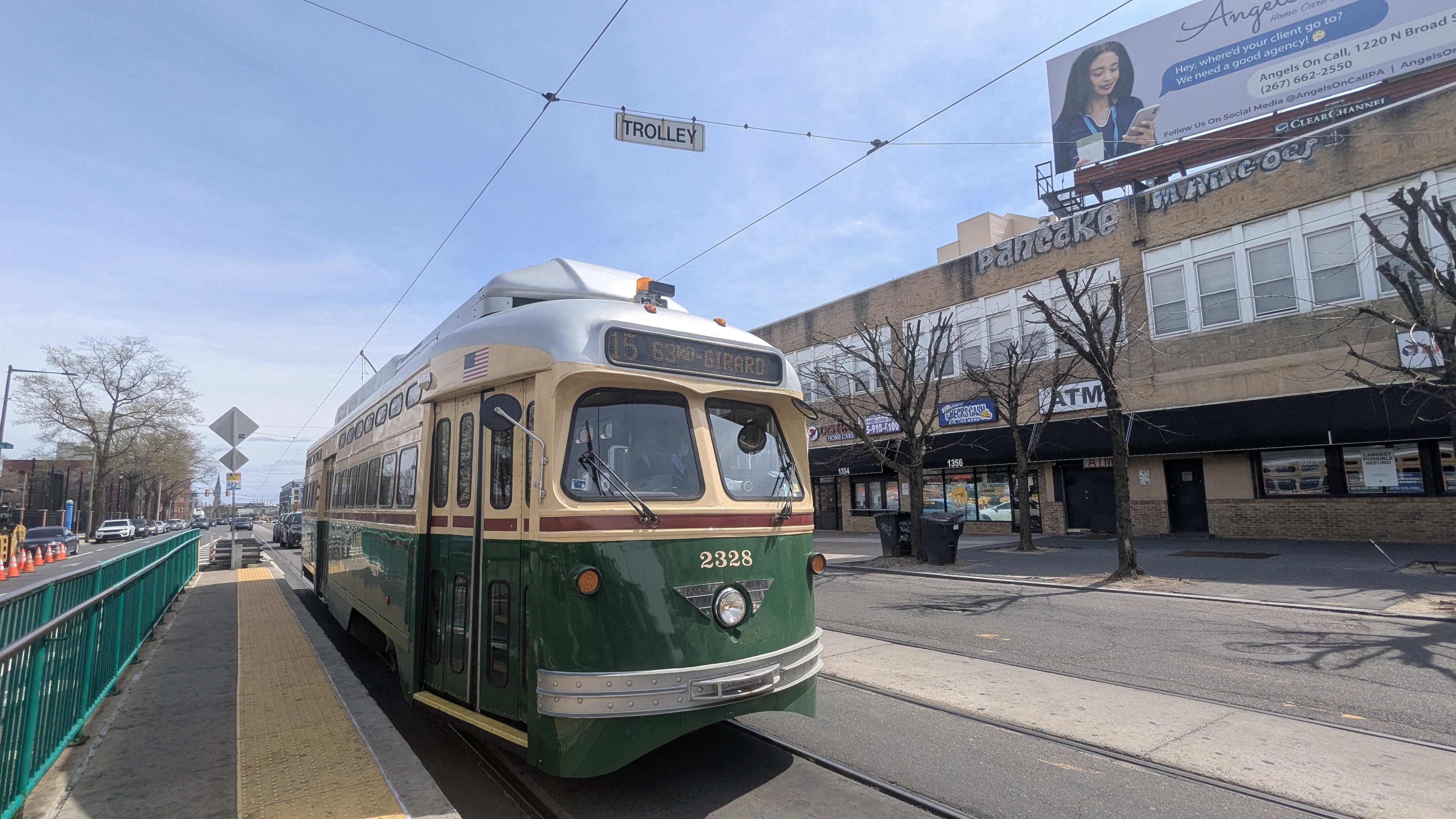 A restored SEPTA PCC car running on the G1, at Broad-Girard.